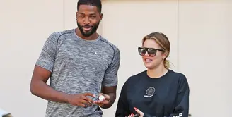 Beberapa waktu lalu, Khloe Kardashian terlihat tengah bersama dengan Tristan Thompson. Terselip cincin di jari manis tangan kirinya. (Us Weekly)