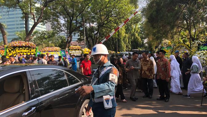 Suasana duka di rumah Presiden ketiga RI BJ Habibie di Patra Kuningan, Jakarta Selatan. (Liputan6.com/Delvira Hutabarat)