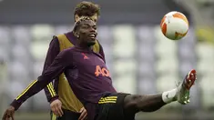 Gelandang Manchester United (MU), Paul Pogba mengontrol bola pada sesi latihan menjelang final Liga Europa di Gdansk, Polandia, Selasa (25/5/2021).  Manchester United akan melakoni final Liga Europa melawan Villarreal pada Kamis (27/5) dini hari WIB. (AP Photo/Michael Sohn)