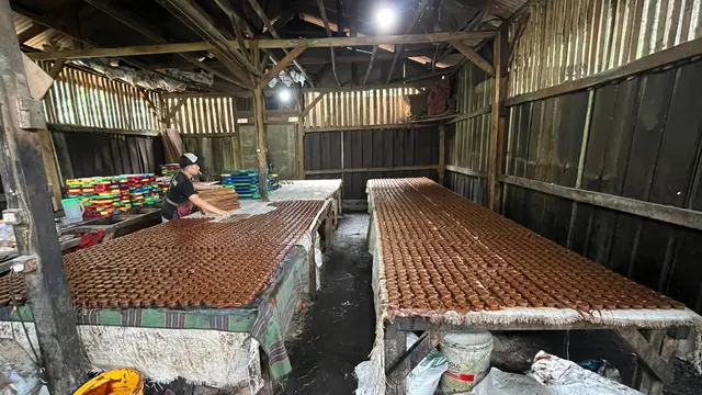 Aktivitas Produksi Gula Merah di Tempat Usaha Nurdiansyah