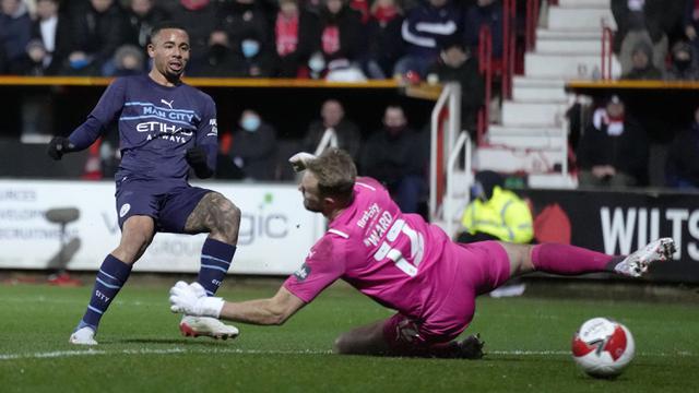 Foto: Smoke Bomb Warnai Kemenangan Manchester City atas Swindon Town di Piala FA