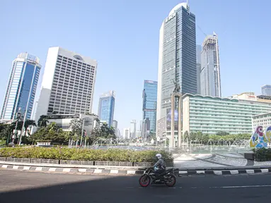 Kondisi lalu lintas di kawasan Bundaran HI, Jakarta, Minggu (10/7/2022). Pemprov DKI Jakarta meniadakan hari bebas kendaraan bermotor (HBKB) atau car free day (CFD) pada 10 Juli karena bertepatan dengan Hari Raya Idul Adha 1443 H. (Liputan6.com/Faizal Fanani)