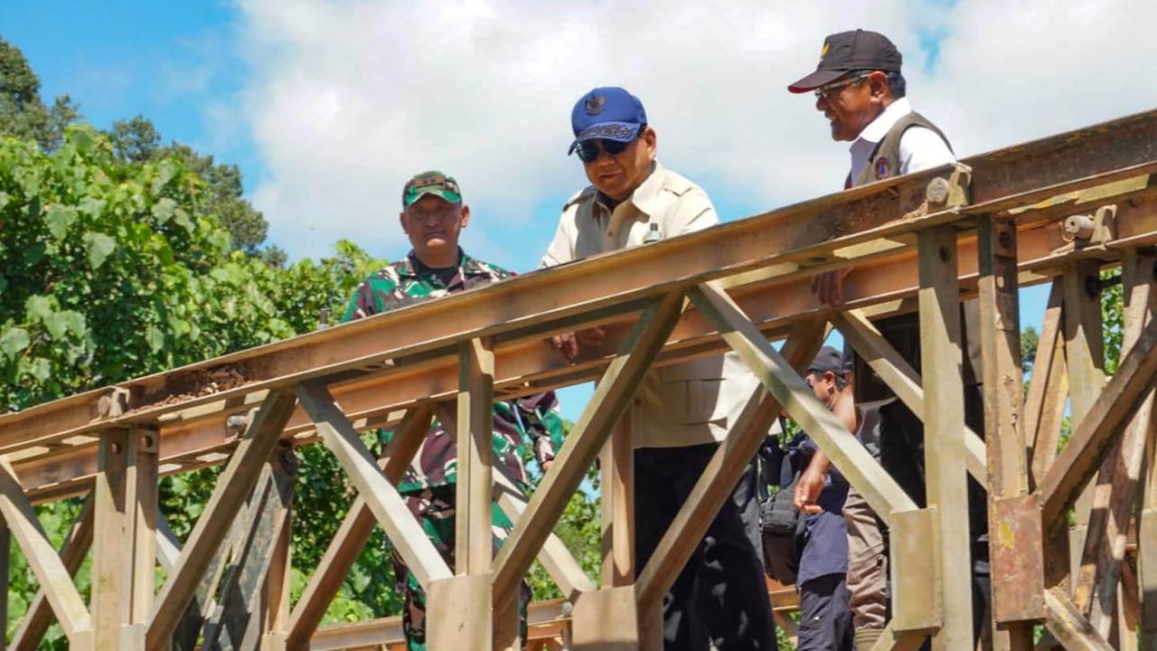 FOTO Presiden Prabowo  dan Kasad Maruli Tinjau Jembatan Darurat Pascagalodo di Sumatera Barat