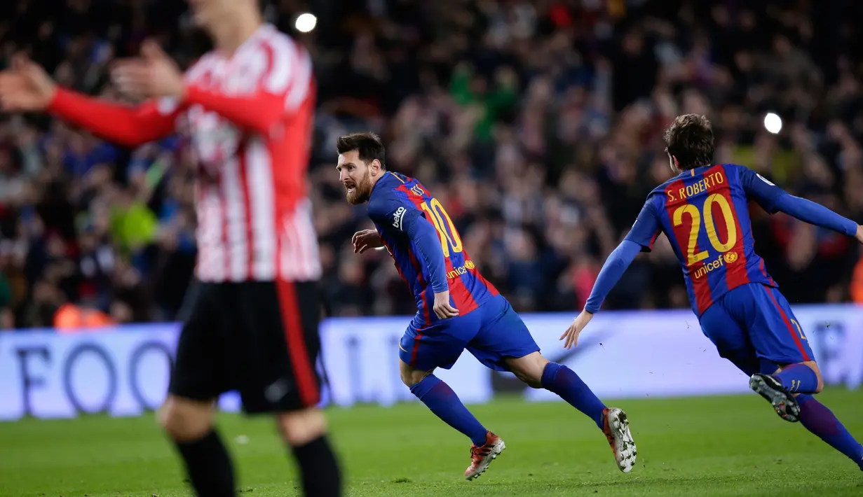 Penyerang Barcelona, Lionel Messi melakukan selebrasi usai mencetak gol ke gawang Athletic Bilbao di laga Piala Raja, Camp Nou, Barcelona, Kamis (12/1). Barcelona menang 3-1 atas Bilbao. (AP/Manu Fernandez)