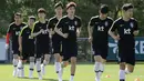Pemain timnas Korea Selatan, Ki Sung-yueng (ketiga dari kanan) berlari dengan pemain lain selama sesi latihan untuk Piala Dunia 2018 di National Football Centre di Paju, Korea Selatan, Rabu (23/5). (AP Photo/Lee Jin-man)