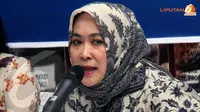 Buang Gengsi, Jenny Rachman Kuliah Lagi