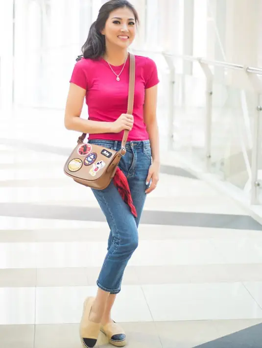 Nah, lihat gaya Sarwendah yang masih seperti anak kuliahan. Ia memakai celana jeans, kaos berawarna pink dan flat shoesnya. Keren banget kan? (Instagram/Sarwendah29)