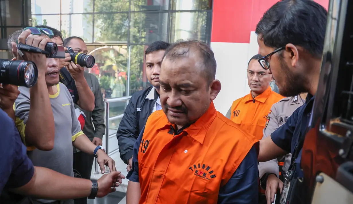 Bupati Pemalang Anom Widiyantoro berjalan menuju mobil tahanan usai menjalani pemeriksaan di Gedung Merah Putih KPK, Jakarta, Kamis  (30/7/2026).  (KLY/ Arie Basuki)