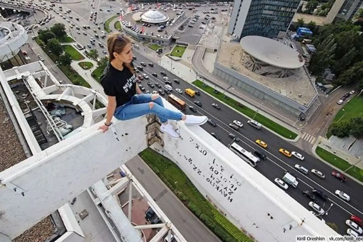 [Bintang] 12 Foto Menantang Maut dari Cewek Nekat di Rusia, Merinding!