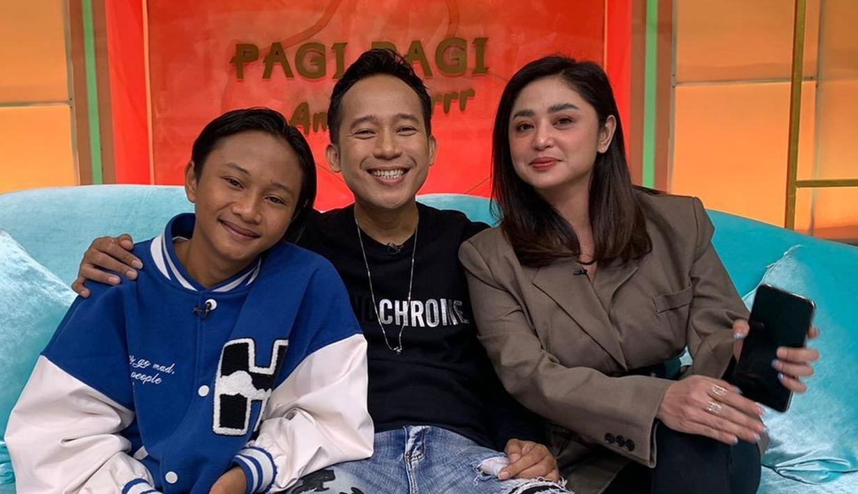 Fajar Sad Boy kini sedang sibuk-sibuknya. Ia sering diundang di berbagai acara televisi yang membuatnya bertemu Denny Cagur dan Dewi Perssik. Momen Fajar bertemu para selebritas ini menjadi bukti bahwa sosoknya yang galau tapi kocak sudah mendapat atensi dari publik. (Liputan6,com/IG/fajjarsadboy)