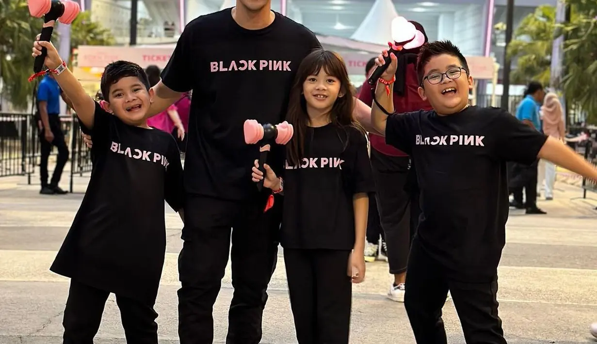 Seperti diketahui, hak asuh ketiga anaknya jatuh ke tangan mantan istrinya. Meski demikian, Dhena Devanka membebaskan mantan suaminya untuk bertemu dengan anak-anaknya. Soal gaya fashion, Zac dan Zoe juga sama-sama stylish abis. Ijonk menikmati quality time bersama anak-anak. [Instagram/ijonkfrizzy]