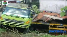 Rumah yang terbuat dari kayu di Jalan Teuku Umar, Kecamatan Sungai Kunjang, Samarinda, porak poranda diseruduk truk kontainer.