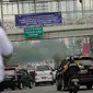 Sejumlah kendaraan melintasi jalan Sudirman, Jakarta, Senin (4/9). Sosialisai pembatasan lalu lintas sepeda motor diberlakukan mulai 12 September hingga Oktober 2017. (Liputan6.com/Faizal Fanani)