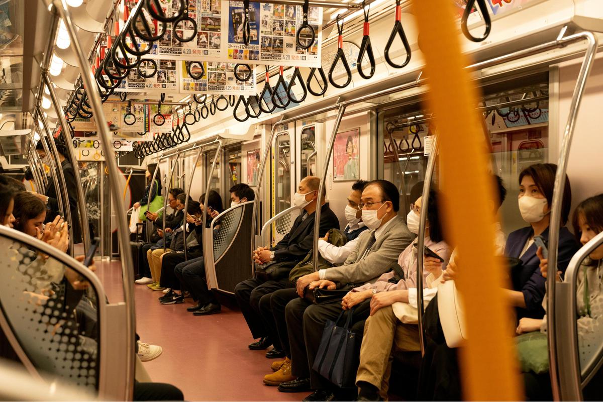Ilustrasi Naik Kereta di Jepang