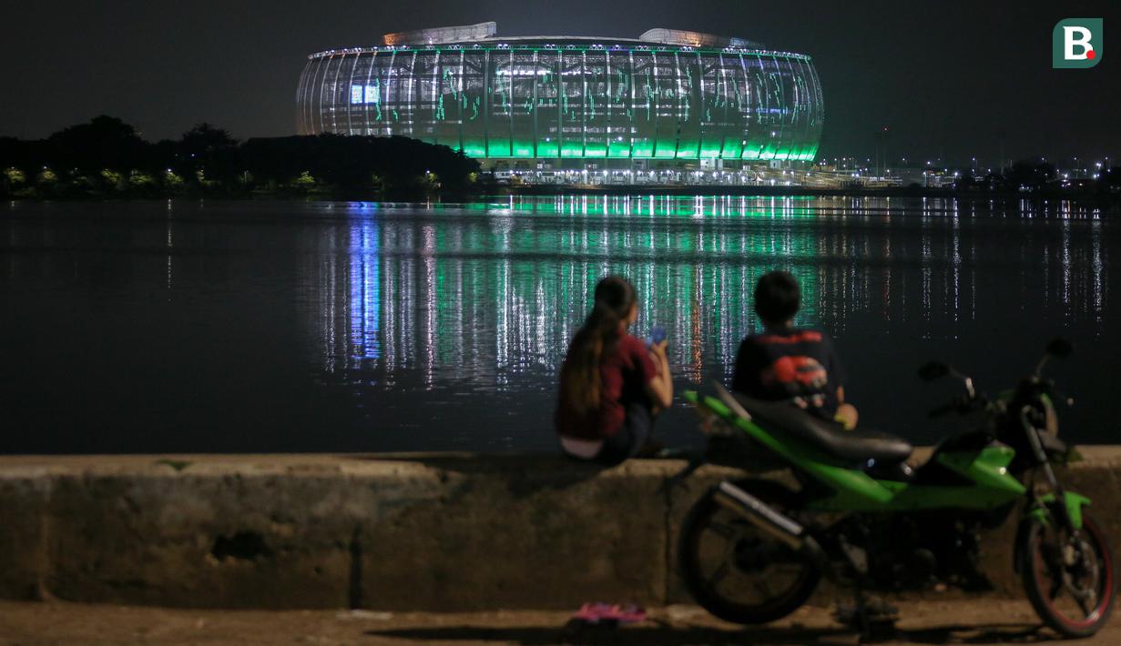 <p>Jakarta International Stadium (JIS) yang dilihat dari Danau Cincin, Papango, Tanjung Priok, Jakarta Utara, 19 April 2022. (Bola.com/Bagaskara Lazuardi)</p>