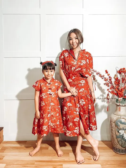Tampil meriah dengan cheongsam full motif warna merah seperti yang dikenakan Gempita, putri Gisella Anastasia. [@gisel_la]