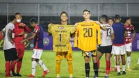 Penjaga gawang Bali United Nadeo Arga Winata bertukar jersey dengan mantan penjaga gawang Madura United M. Ridho usai pertandingan BRI Liga 1 2021/2022 di Stadion Kompyang Sujana Denpasar. (Bola.com/Maheswara Putra)