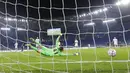 Pemain Lazio, Marco Parolo, mencetak gol ke gawang Zenit Saint Petersburg pada laga Liga Champions di Stadion Olimpico, Roma, Rabu (25/11/2020). Lazio menang dengan skor 3-1. (AP/Andrew Medichini)