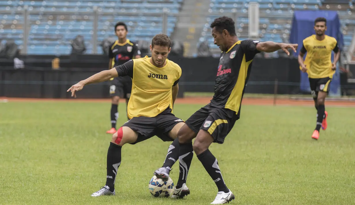 Stiker Mitra Kukar, Patrick Cruz, berebut bola saat latihan jelang laga final Piala Jenderal Sudirman melawan Semen Padang di Stadion Gelora Bung Karno, Jakarta, Sabtu (23/1/2016). (Bola.com/Vitalis Yogi Trisna)