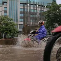 Pernah lihat aksi konyol pengendara motor di jalan saat musim hujan? 