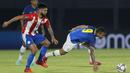 Striker Brasil, Gabriel Jesus (kanan) berusaha melewati hadangan bek Paraguay, Omar Alderete dalam laga kualifikasi Piala Dunia 2022 Zona Conmebol di Defensores del Chaco Stadium, Asuncion, Selasa (8/6/2021). Brasil menang 2-0 atas Paraguay. (AP/Jorge Saenz)