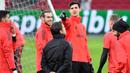 Kiper Real Madrid, Thibaut Courtois, berbincang dengan Gareth Bale saat latihan jelang laga Liga Champions 2019 di Johan Cruijff Arena, Selasa (12/2). Real Madrid akan berhadapan dengan Ajax Amsterdam. (AFP/Emmanuel Dunand)