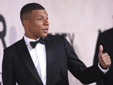 Penyerang PSG, Kylian Mbappe berpose untuk fotografer setibanya menghadiri AmfAR Cinema Against AIDS Benefit selama festival film internasional Cannes ke-75 di Hotel du Cap-Eden-Roc, Cap d'Antibes, Prancis selatan, Kamis (26/5/2022). Mbappe tampil mengenakan jas hitam berdasi kupu-kupu. (AP Photo/Vianney Le Caer)