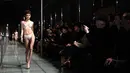 Seorang model mengenakan koleksi pakaian dalam pada peragaan busana "Lingerie Rocks" di Paris, 20 Januari 2019. Pertunjukan itu menampilkan merek-merek Prancis serta mengundang tiga desainer muda, Badines, Jolies Memes dan Henriette H (Philippe LOPEZ/AFP)