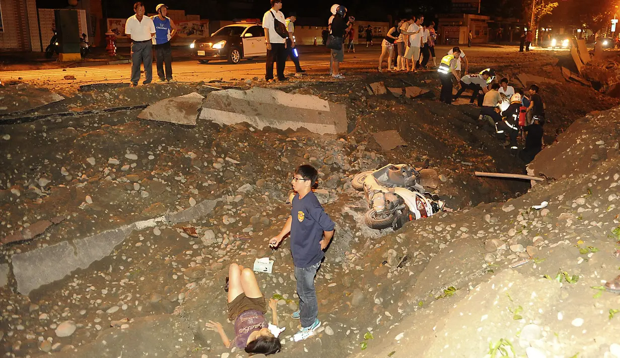 Tubuh seorang warga tampak tergeletak di jalanan usai ledakan dahsyat di Kaohsiung, Taiwan, Jumat (1/8/14). (REUTERS/Stringer)