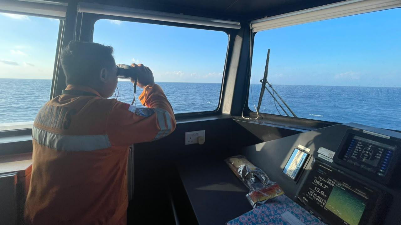 Tim SAR mencari kapal nelayan dengan 14 ABK yang hilang di Perairan Lamongan.