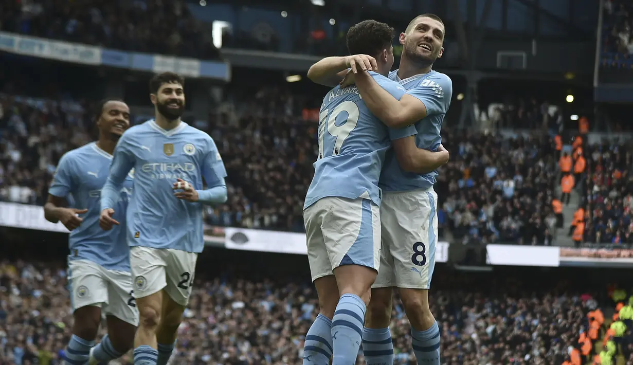 Selebrasi gelandang Manchester City, Mateo Kovacic (kanan) bersama Julian Alvarez setelah mencetak gol kedua timnya ke gawang Luton Town melalui eksekusi tendangan bebas pada laga pekan ke-33 Premier League 2023/2024 di Etihad Stadium, Manchester, Sabtu (13/4/2024). (AFP/Darren Staples)
