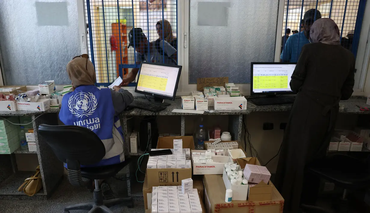 Penasihat UNRWA, Adnan Abu Hasna mengatakan keputusan Israel untuk melarang organisasi tersebut berarti runtuhnya proses kemanusiaan secara keseluruhan. (BASHAR TALEB/AFP)
