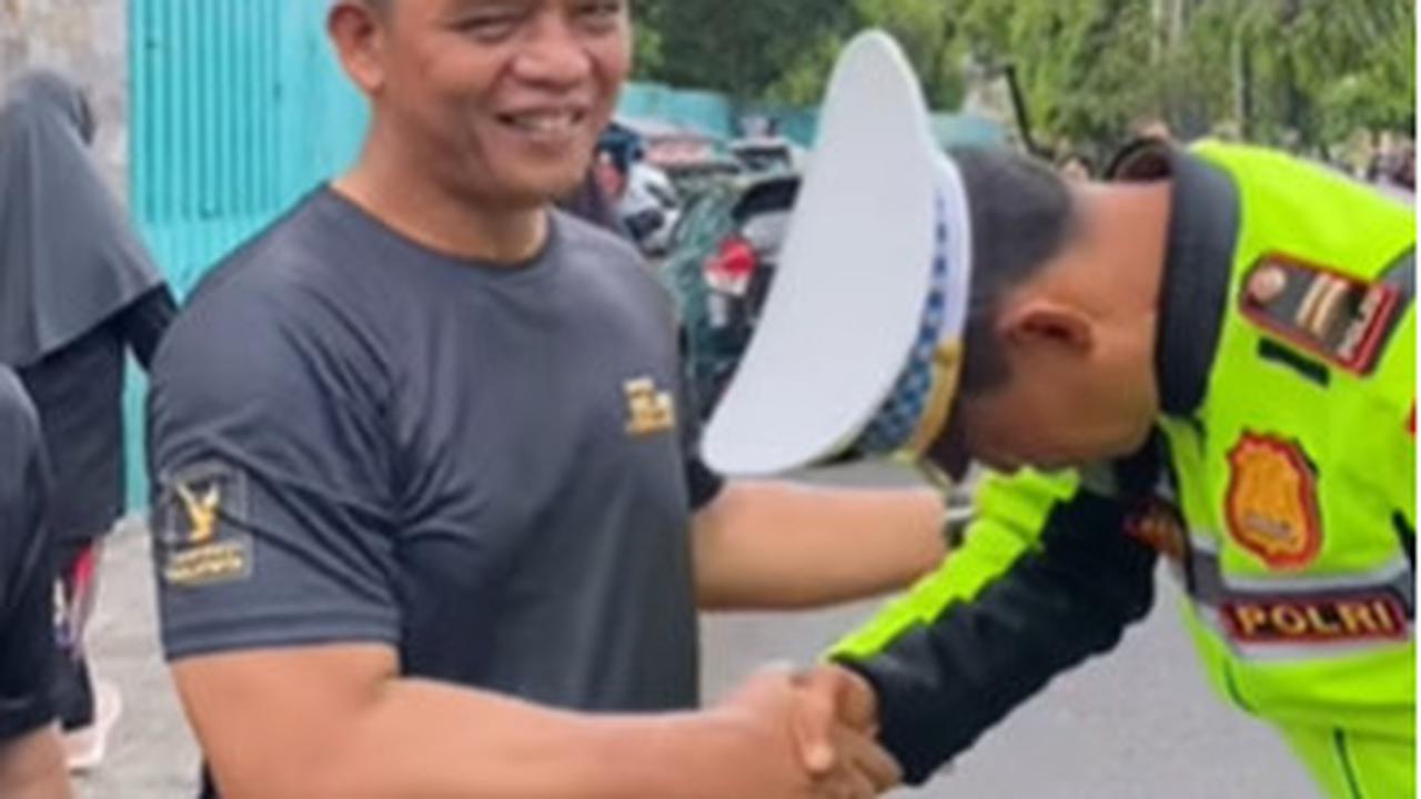Menjelang berpisah, Jayeng lantas memberi hormat. Dia lantas mempersilakan sosok Irjen yang berpengalaman di bidang reserse itu untuk kembali melanjutkan aktivitas.