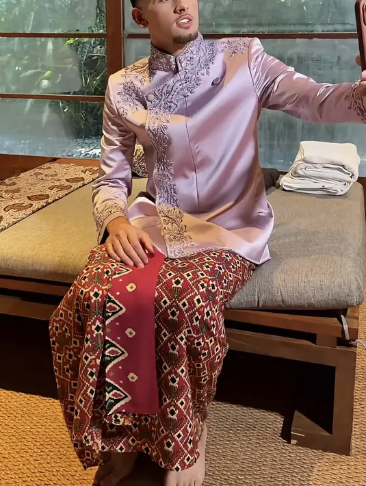 Beskap pun semakin menarik dengan aksen beads di bagian kerah, pundah, hingga depan. Membuat beskap tampak mewah.  [@kunsoomakeupartist]
