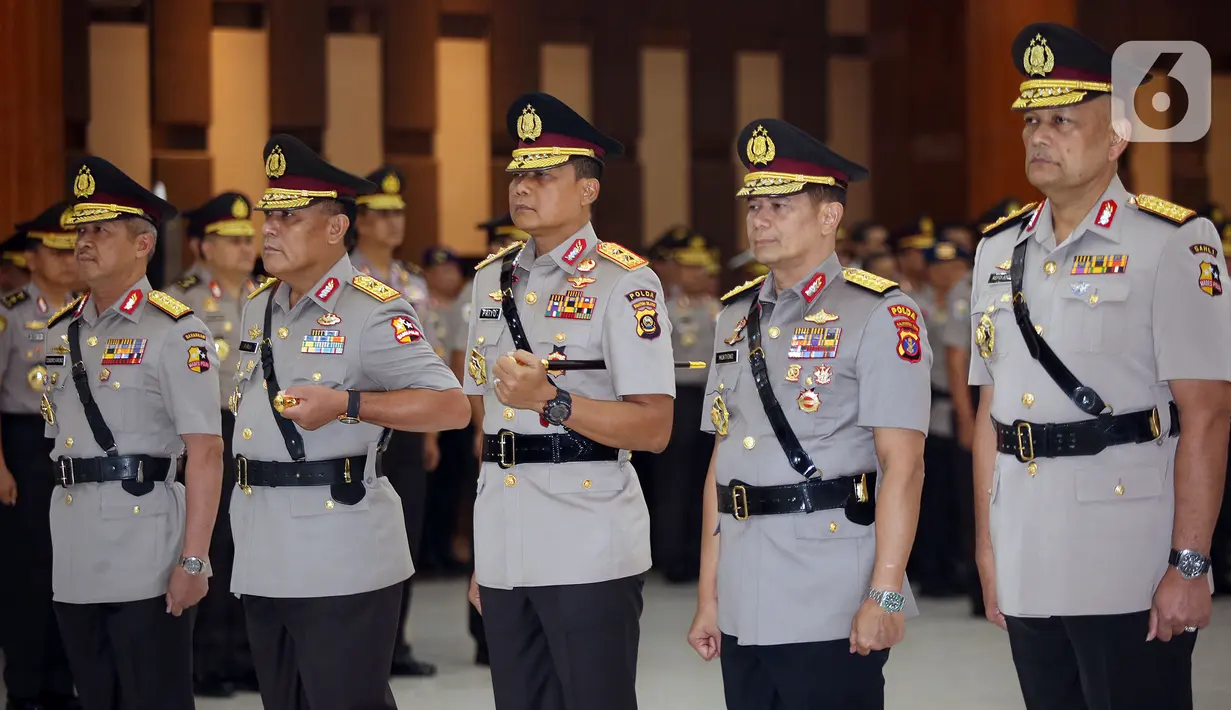 Sejumlah Perwira Tinggi (Pati) Polri mengikuti upacara serah terima jabatan di Gedung Bareskrim Polri, Selasa (19/11/2019). Kapolri Jenderal Idham Azis memimpin upacara sertijab sejumlah perwira tinggi (pati), salah satunya Irjen Firli Bahuri menjadi Kabaharkam Polri. (Liputan6.com/Johan Tallo)