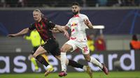 Pemain Manchester City, Erling Haaland berusaha menghindar dari penjagaan bek RB Leipzig, Josko Gvardiol (kanan) dalam pertandingan leg pertama babak 16 besar Liga Champions 2022/2023 antara RB Leipzig melawan Manchester City yang berlangsung di Red Bull Arena, Kamis (23/2/2023). (AP Photo/Michael Sohn)