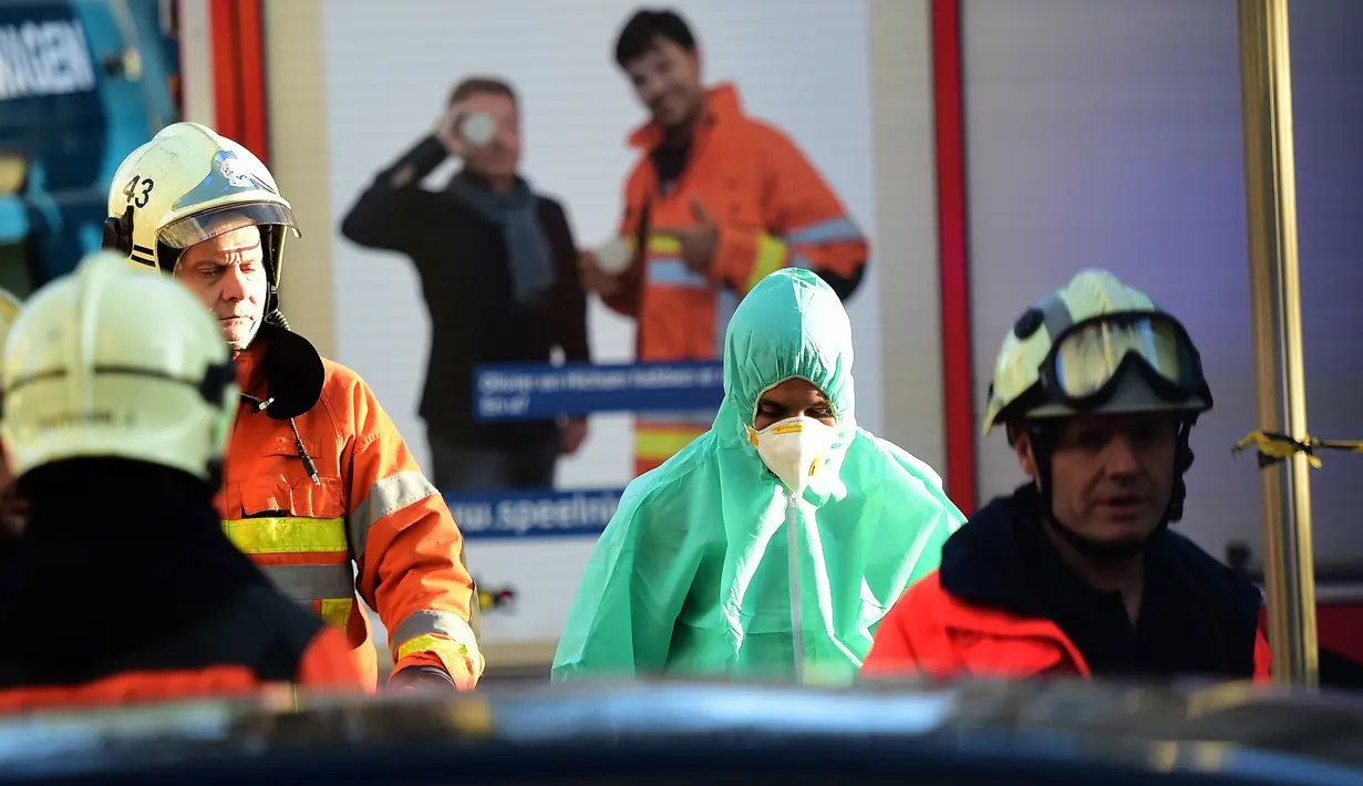 Petugas satuan dekontaminasi mendatangi Masjid Agung Brussels, Belgia, setelah ditemukan paket berisikan serbuk putih yang dikhawatirkan Anthrax, Kamis (26/11). Petugas juga mengevakuasi 11 orang didekontaminasi. (AFP PHOTO/EMMANUEL Dunand)