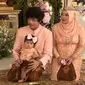 Atta Halilintar dan Aurel Hermansyah mendampingi putri mereka Ameena Hanna Nur Atta menjalani upacara Tedak Siten di acara 7 bulanan. (Foto: Indosiar/Vidio)