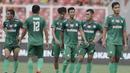 Para pemain PSMS Medan tampak lesu usai dikalahkan Sriwijaya FC pada perebutan tempat ketiga Piala Presiden di SUGBK, Jakarta, Sabtu (17/2/2018). PSMS kalah 0-4 dari Sriwijaya. (Bola.com/M Iqbal Ichsan)