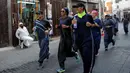 Perempuan Arab Saudi jogging di jalanan Distrik Al-Balad, Jeddah, Kamis (8/3). Aksi ini dilakukan dalam memperingati Women's Day atau Hari Perempuan Internasional. (Amer HILABI/AFP)