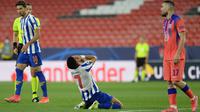 Tampak pemain Porto kecewa setelah gagal memanfaatkan peluang pada laga kontra Chelsea di lag pertama perempat final Liga Champions musim ini, Kamis (08/04/2021) dini hari WIB. (CRISTINA QUICLER / AFP)