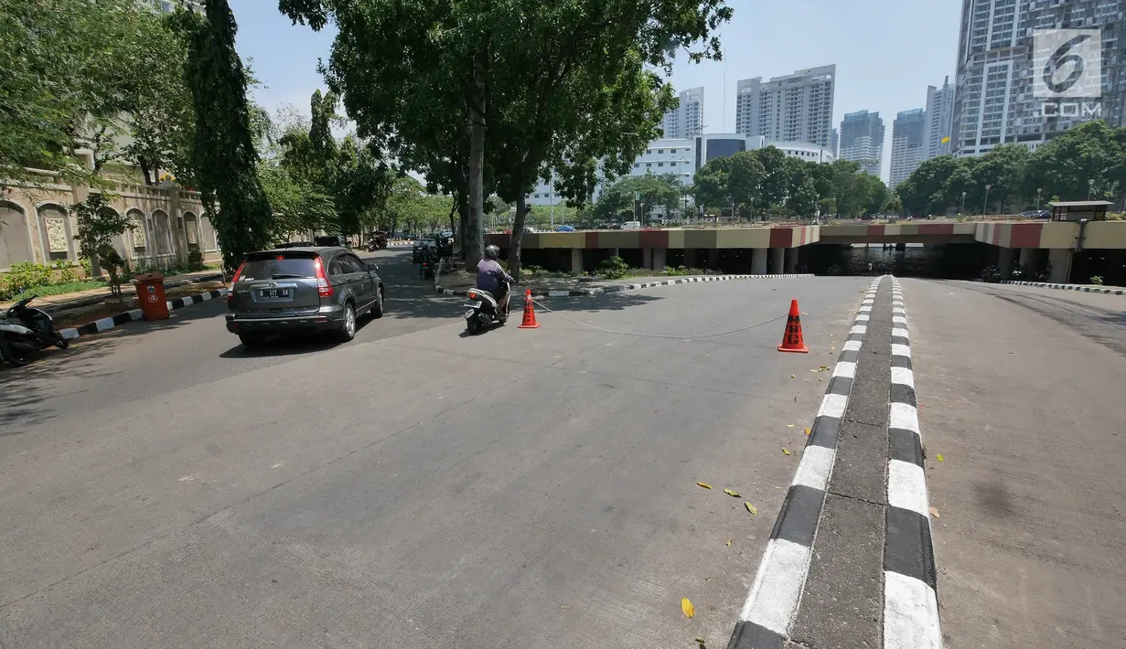 Suasana terowongan Apron Kemayoran yang tergenang air, Jakarta, Selasa (11/9). Terowongan Apron, Jalan HBR Motik, Kemayoran, Jakarta Pusat, tergenang air karena ada sumbatan di saluran air dari 2 minggu lalu. (Liputan6.com/Herman Zakharia)