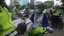 Polantas membuat surat tilang untuk pengendara motor ketika berlangsungnya Operasi Patuh Jaya 2018 di ruas Jalan DI Panjaitan, Jakarta Timur, Jumat (27/4). Razia ini berlangsung selama 14 hari, dari 26 April sampai 5 Mei 2018. (Merdeka.com/Imam Buhori)