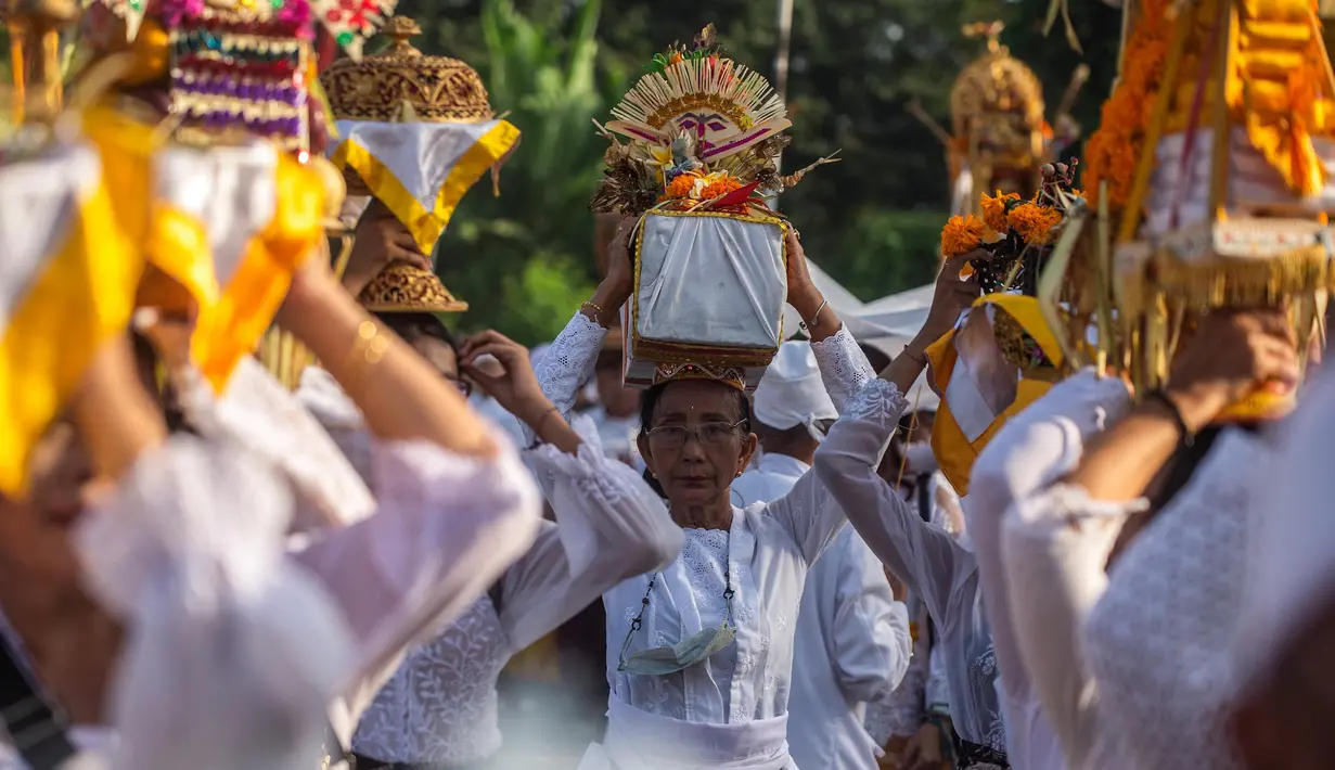 Kehidupan yang lebih baik di masa mendatang menjadi harapan utama umat Hindu usai melaksanakan upacara Melasti. (Juni Kriswanto/AFP)