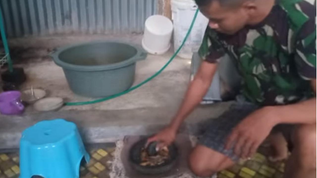 Sang kopral nampak menggoreng tempe hingga matang. Ada pula momen sang prajurit yang tengah mengulek sambal dengan cekatan.