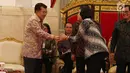 Wakil Presiden Jusuf Kalla memberi selamat kepada Menteri Keuangan Sri Mulyani ketika Sidang Kabinet Rencana Kerja Pemerintah 2019 di Istana Negara, Jakarta, Senin (12/2). Sri Mulyani dinobatkan sebagai menteri terbaik di dunia. (Liputan6.com/Anga Yuniar)