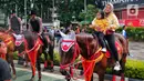 Warga menaiki kuda dari Detasemen Turangga Direktorat Polisi Satwa Polri saat Car Free Day (CFD) atau Hari Bebas Kendaraan Bermotor di kawasan Bundaran HI, Jakarta, Minggu (19/2/2023).Polisi berkuda selain ditugaskan untuk pengamanan simpatik juga untuk menghibur warga dan anak-anak saat Hari Bebas Kendaraan Bermotor serta memperkenalkan profesi tersebut kepada warga. (Lipitan6.com/Angga Yuniar)