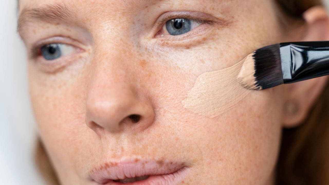 Concealer vs Corrector: Mana yang Lebih Ampuh Menutupi Bekas Jerawat dan Bintik Hitam?