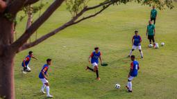 Sejumlah peserta seleksi Timnas Indonesia U-17 melakukan latihan di Lapangan A, Kompleks Stadion Utama Gelora Bung Karno (SUGBK), Senayan, Jakarta, Selasa (15/08/2023). (Bola.com/Bagaskara Lazuardi).