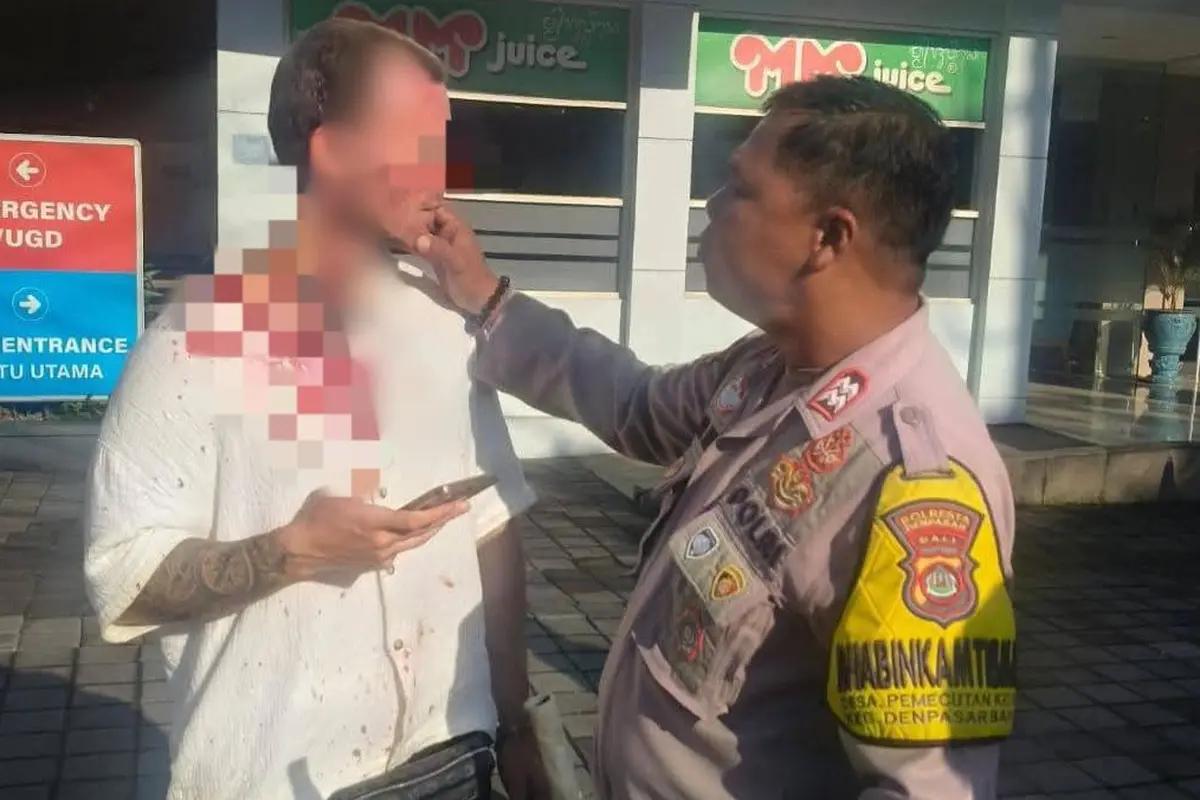 Polisi mengamankan WNA asal Prancis berinisial RK (25) diduga melakukan pemukulan terhadap pengunjung gym di Denpasar, Bali. (Liputan6.com/Destarita)